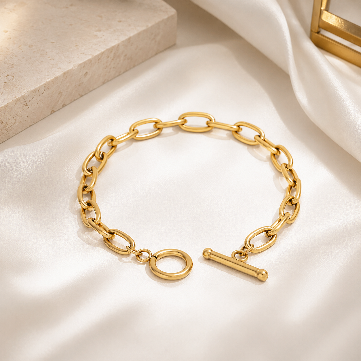 Chunky Oval Toggle Chain Bracelet — Close-Up | Power8